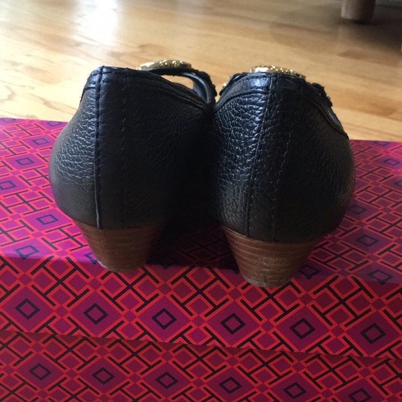 Tory Butch Women's size 8 black open toe wedge - Picture 2 of 4